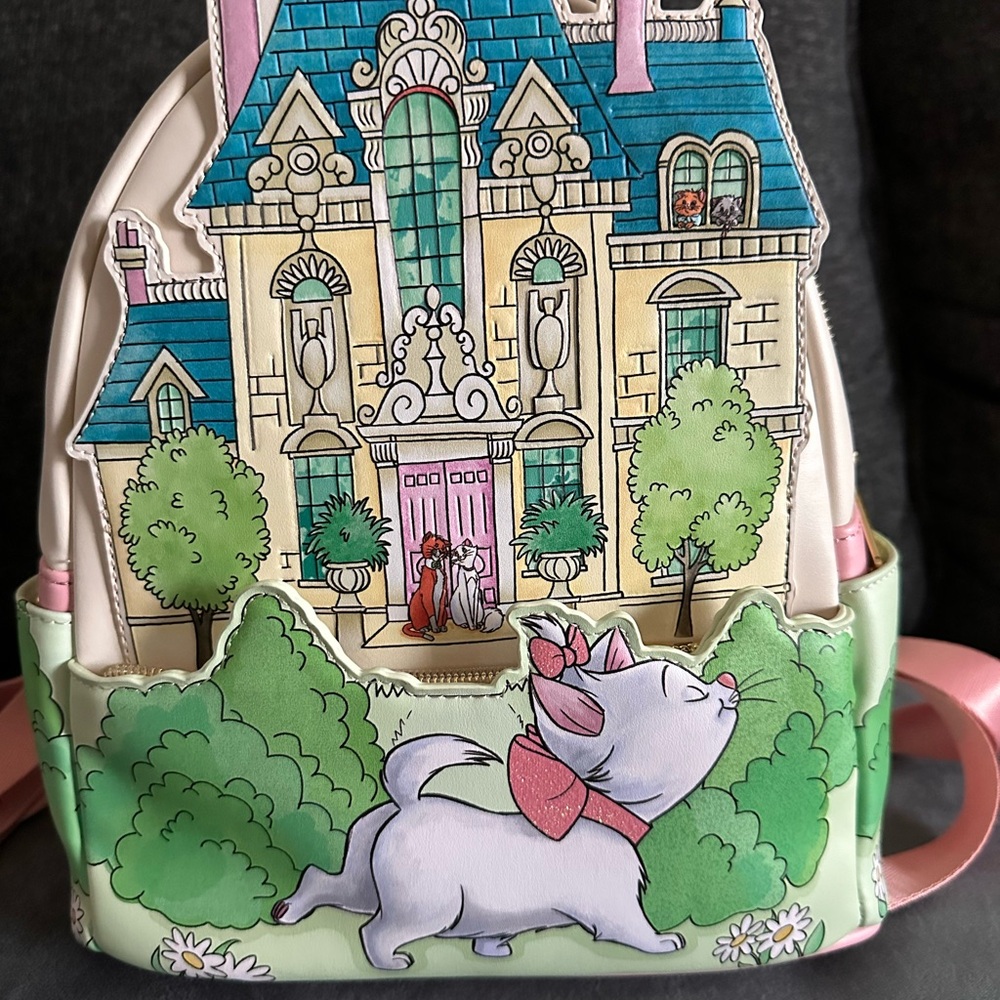 From a smoke free home. Only used once at the parks.